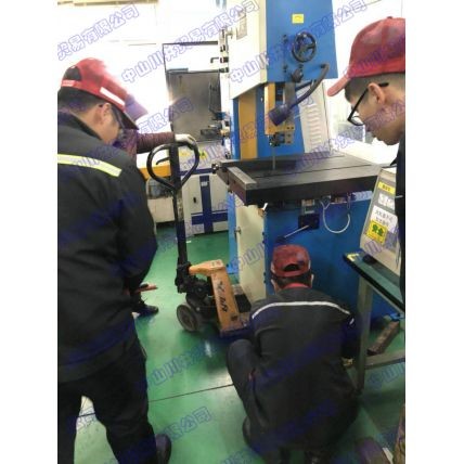 2月2號(hào)帶鋸床安裝